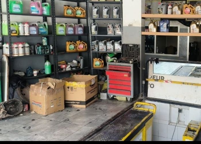 رفوف الزيوت والعدة فالورشة